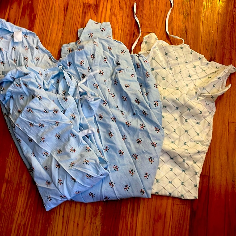 Hospital 🏥 Gowns - (3) XL